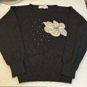 Vintage light sweater with sequined appliqué and pearls ! By Messages
